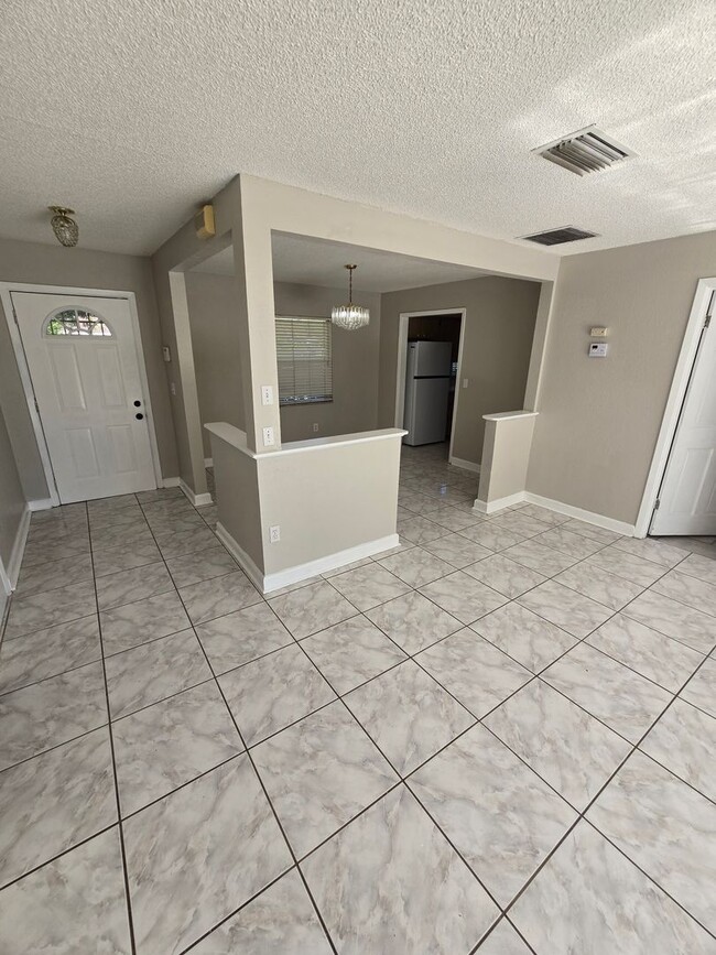 Building Photo - 2217 Villano Ave