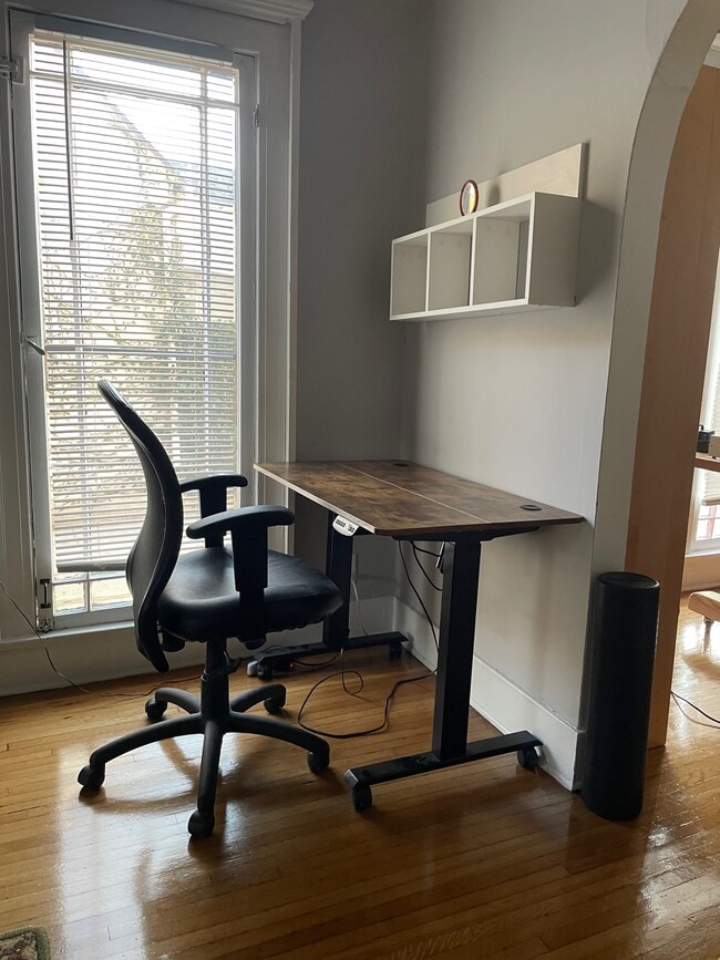 Work Station - 849 N Sycamore Ave