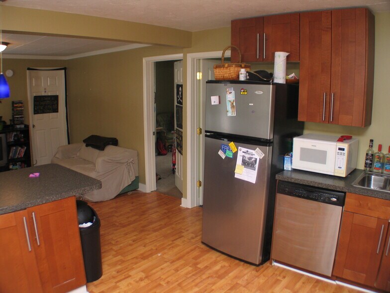 Building Photo - 737 Village St