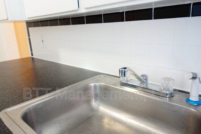 Building Photo - 812 Greenwood Cir