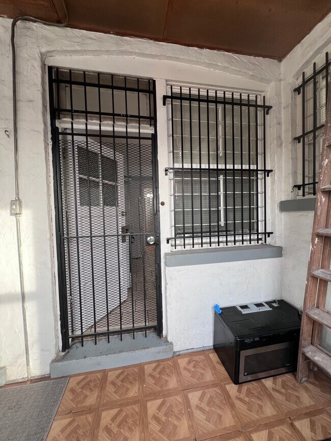 Building Photo - 6424 S Talman Ave