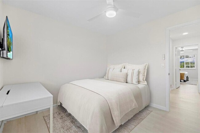 Building Photo - 4722 Lago Vista Dr