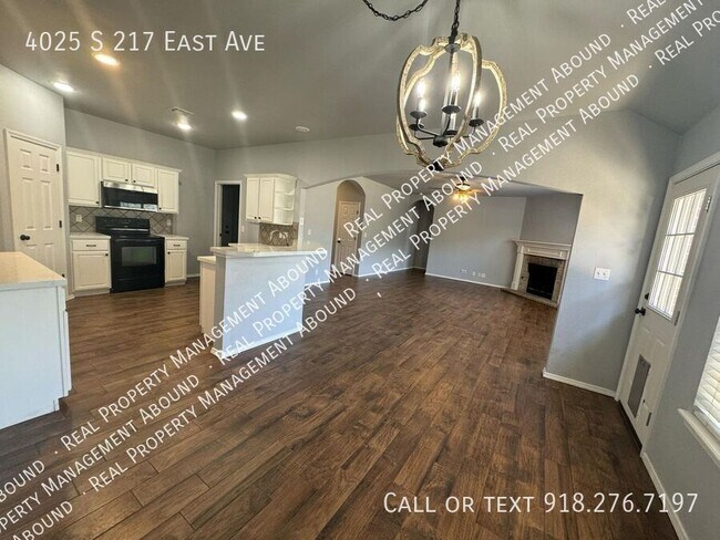 Building Photo - Beautiful 4-Bedroom Home with Office, Cove...