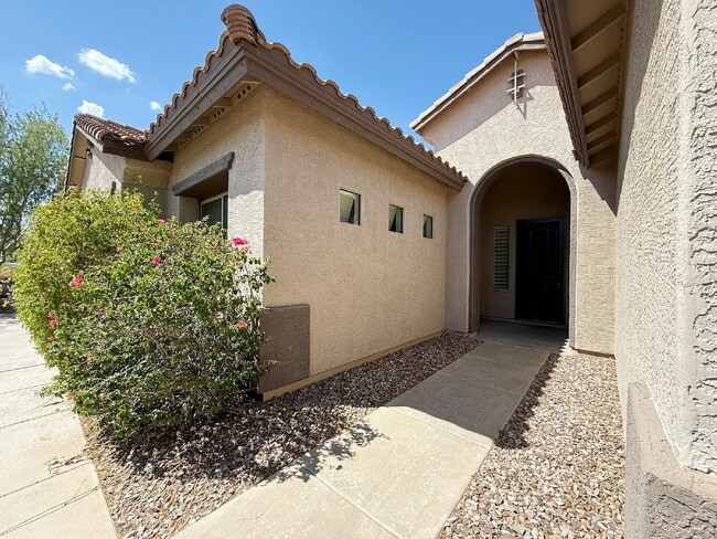 Building Photo - "Spacious 3-Bedroom/2 Full Bath Home with ...