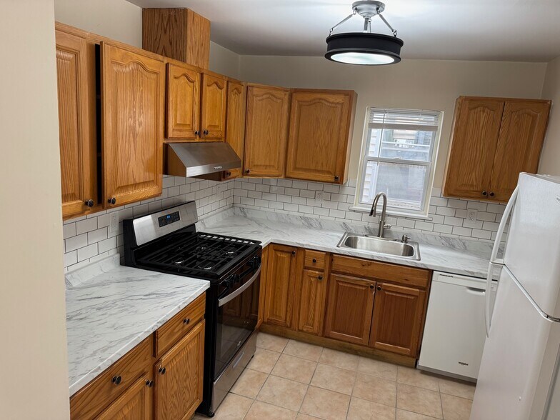 Building Photo - 31 Emory St