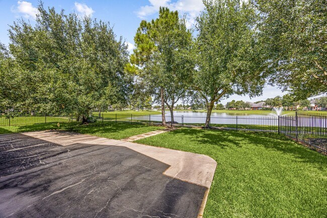 Building Photo - 7711 Summer Shore Dr