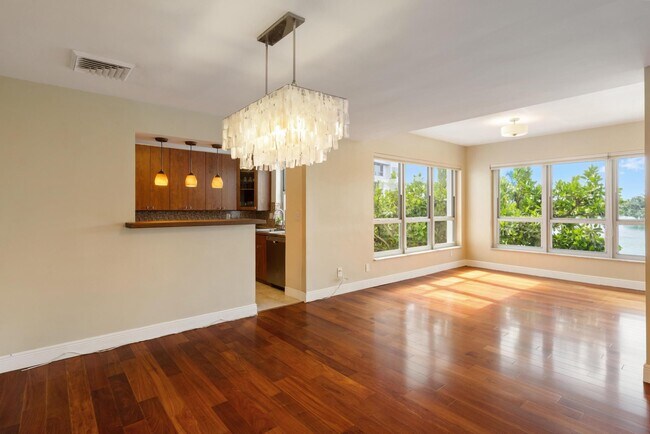 Building Photo - 9102 W Bay Harbor Dr