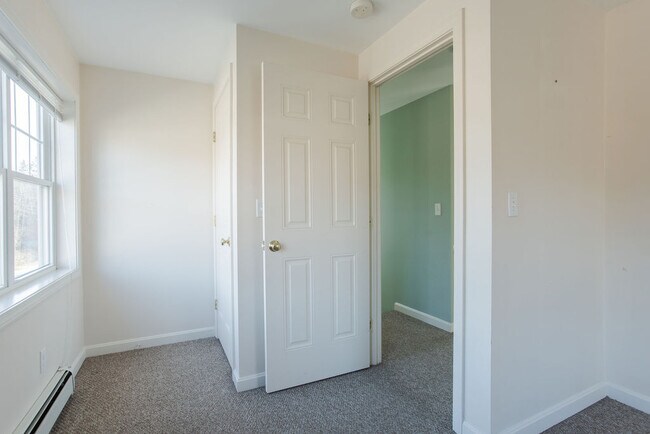Building Photo - 7 Youngs Ln