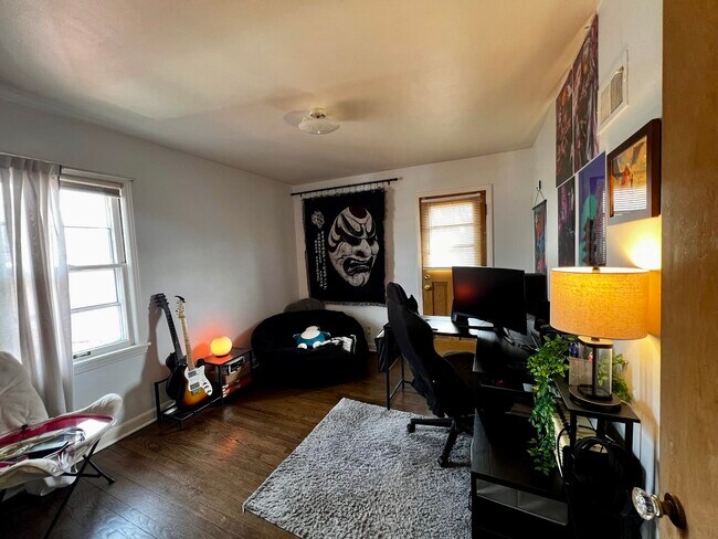 Building Photo - 5315 4 Unit