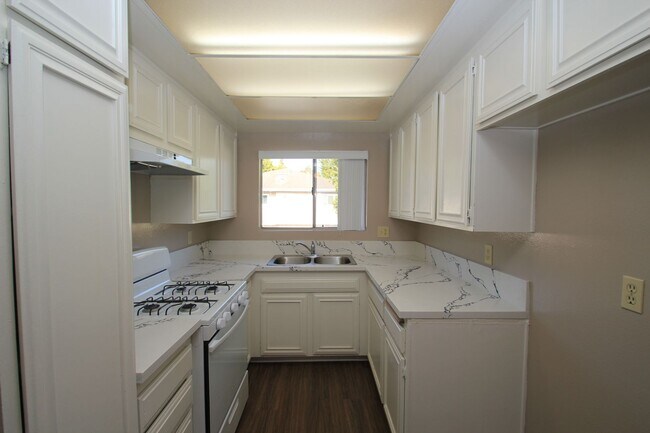 Building Photo - 2596 Sextant Ave