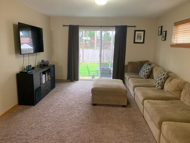 Building Photo - ***PENDING APPLICATION***Modern and stylish 3 bedroom home in Lovely Neighborhood