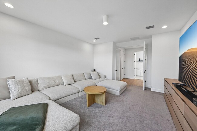 Building Photo - 17070 Rainbow Fls Trl