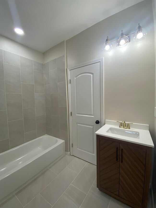 Building Photo - 797 N Merton St