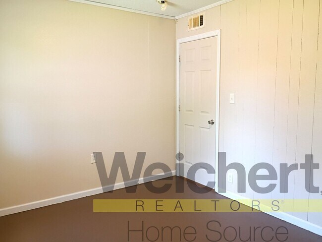 Building Photo - Updated 2-Bedroom with Easy Commute