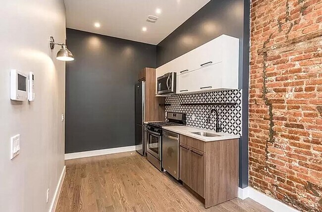 Building Photo - 360 Palmetto St