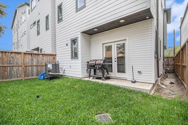 Building Photo - 503 E 34th St