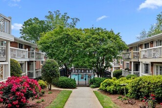 Building Photo - Beautiful 2bd/1ba Condo in VA Highlands w/ Balcony and Pool!!