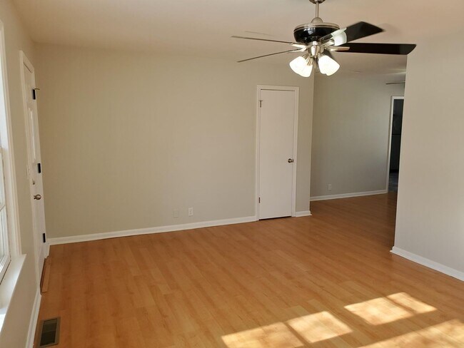 Building Photo - Like New 3 bedroom 1.5 bath  Ranch Near Kellogg and Rock