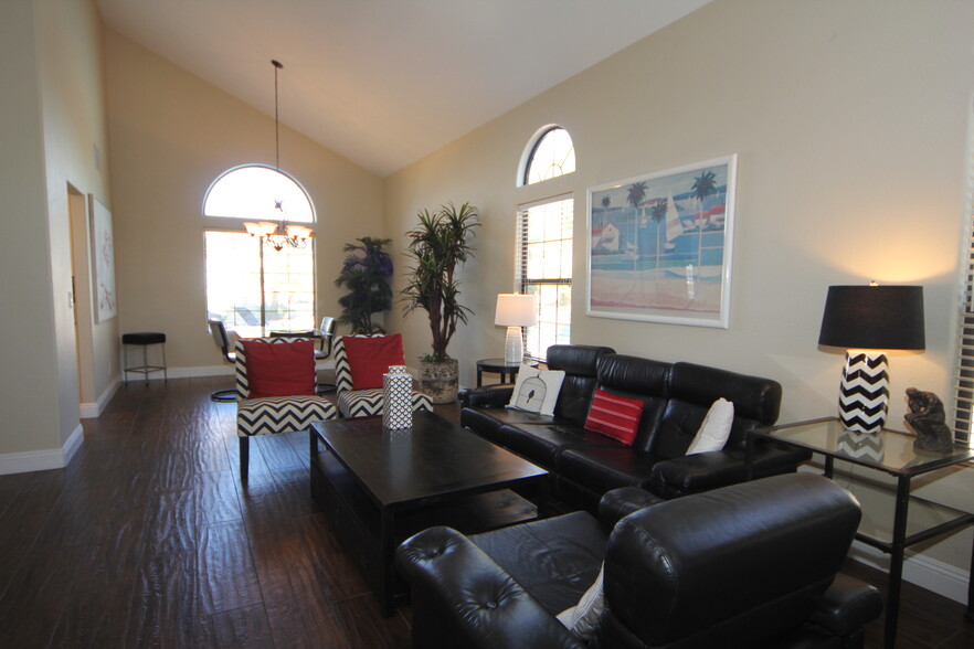 Formal Living Room - 7444 Forestdale Ct