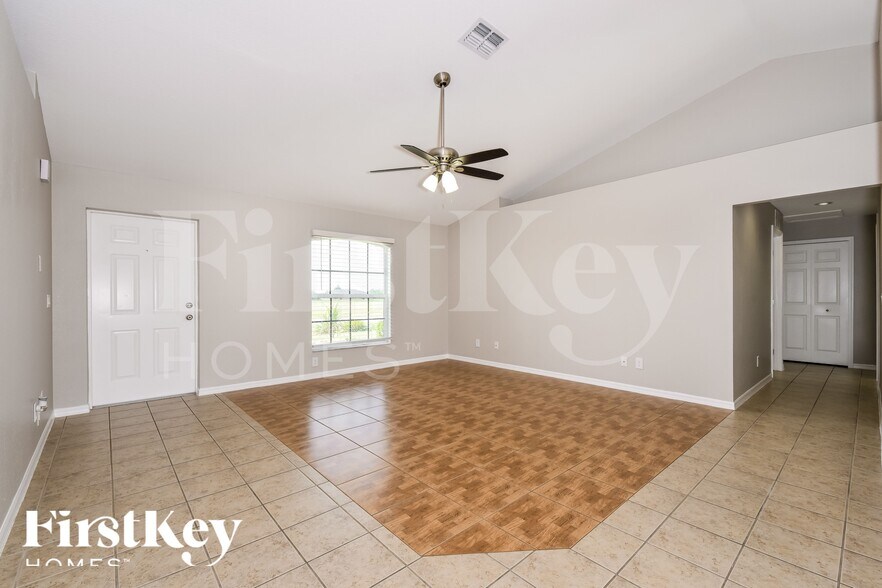 Building Photo - 817 NE 9th St