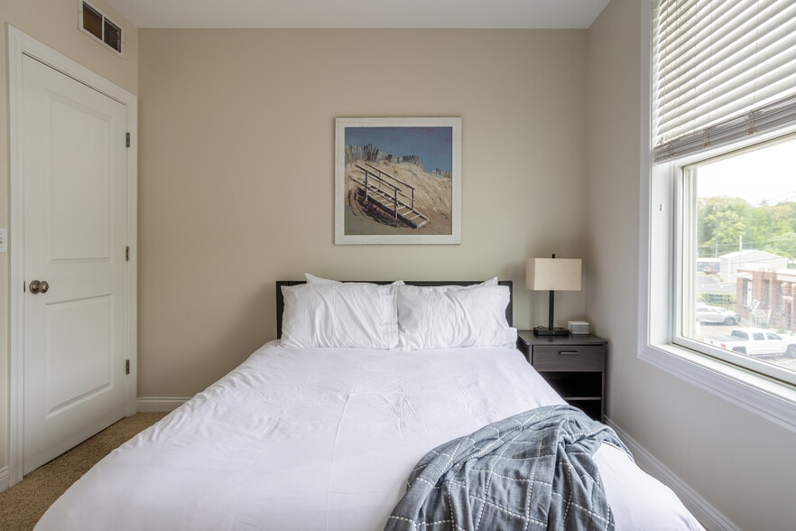 3rd Room (Queen) - 1221 Broad St