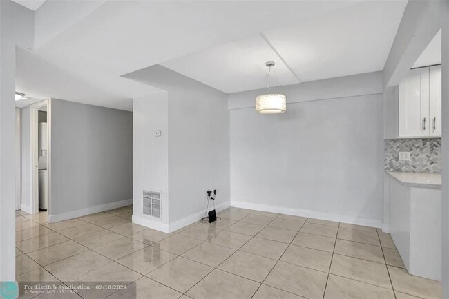 Building Photo - 4156 Inverrary Dr