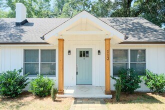 Building Photo - 3 Bedroom, 3 Bath House in Prime Augusta C...