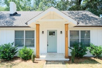 Building Photo - 3 Bedroom, 3 Bath House in Prime Augusta C...