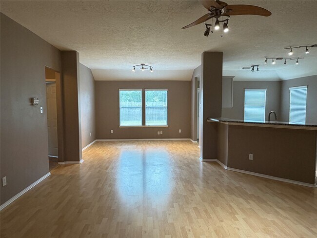 Building Photo - 9510 Barr Spring Dr