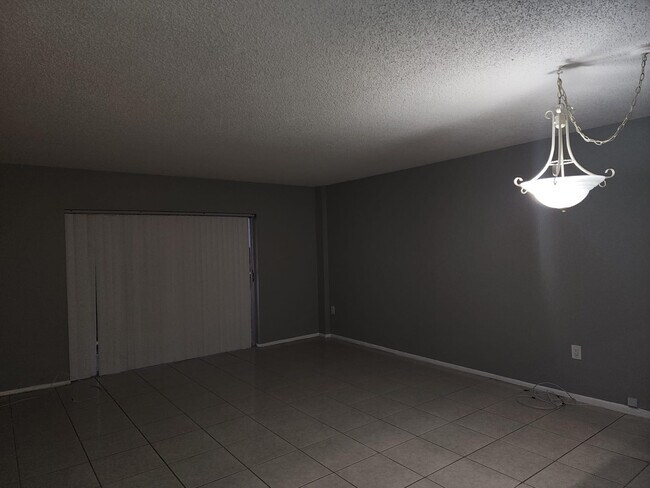 Building Photo - 4174 Inverrary Dr