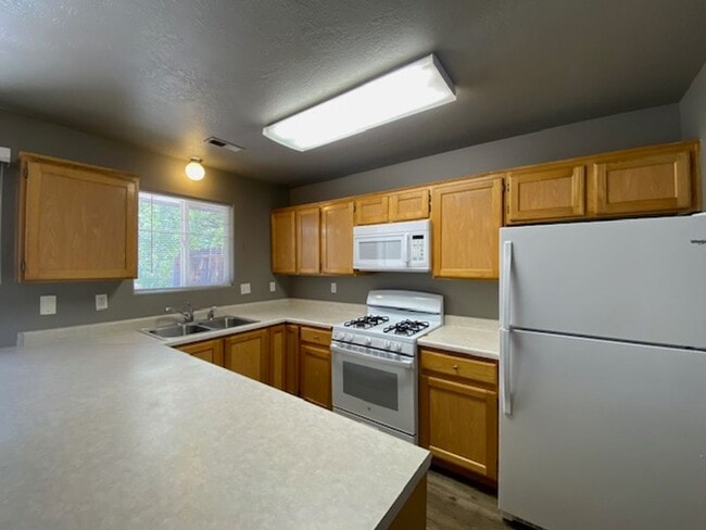 Building Photo - DARLING PROPERTY FOR RENT IN LAVERKIN!