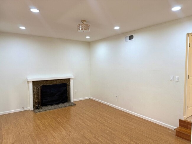 Building Photo - $3990 / 4 BR at a Prime Fremont Location!
