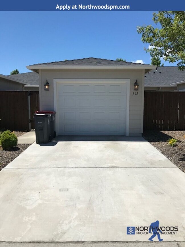 Building Photo - 55+ Community  2 Bedrooms, 2 Bath Beautifu...