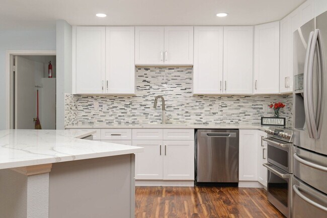 Building Photo - Beautiful 4/3.5 Home Available for Immedia...