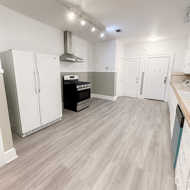 Building Photo - 1006 1/2 W 22nd St