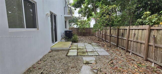 Building Photo - 3823 Thomas Ave