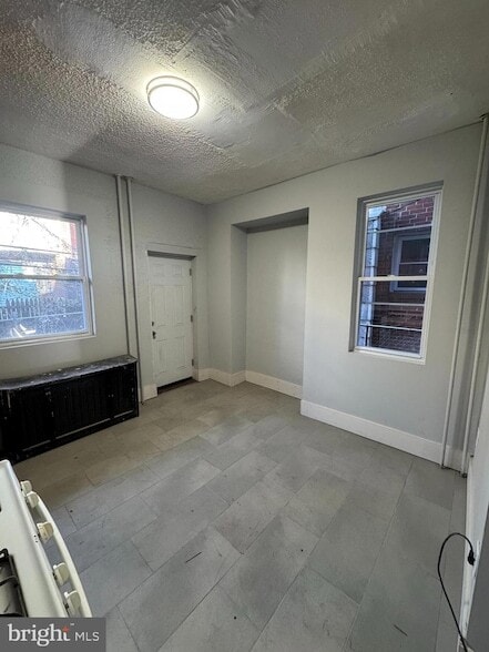 Building Photo - 4338 N Franklin St