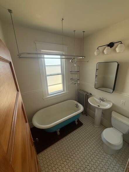 Building Photo - 664 Aurora Ave