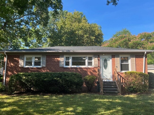 Building Photo - Three bedroom, 1 bath house in Burlington