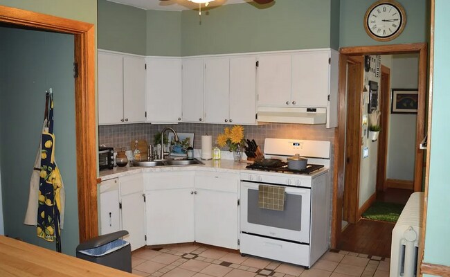 Building Photo - 434 E Berteau Ave