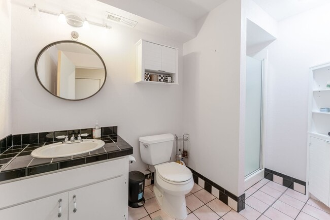 Building Photo - Amazing Custom Home