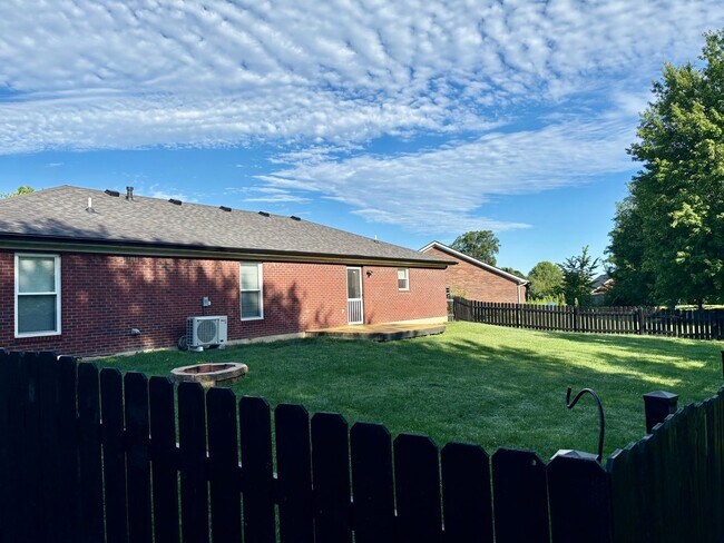 Building Photo - 3 bedroom 2 bath house for rent in Jeffersonville