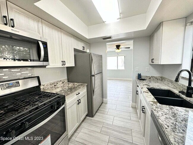 Building Photo - Titusville Townhouse
