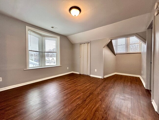 Building Photo - One Bedroom Duplex in Muskegon