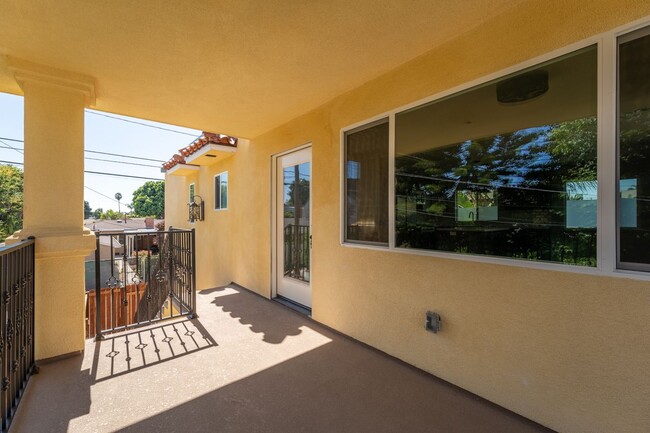 Building Photo - 711 N Clementine St