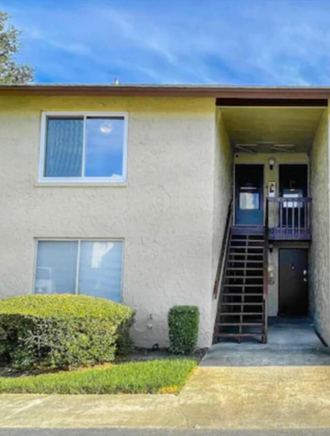 Building Photo - 4215 E Bay Dr