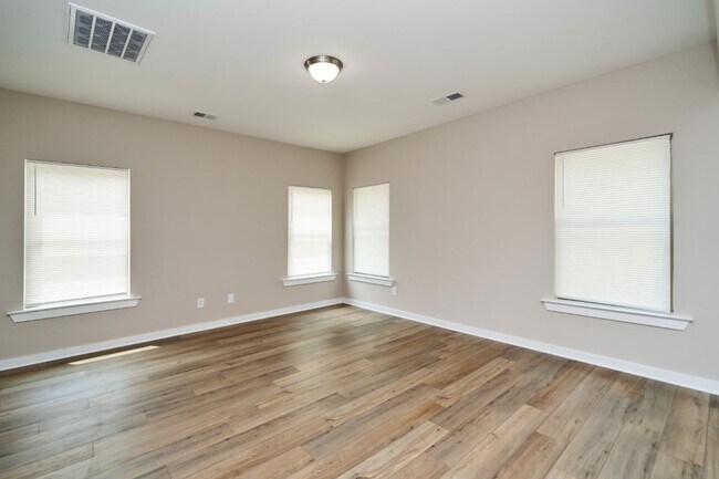 Building Photo - Move-In Special! Pay only ½ of your first ...