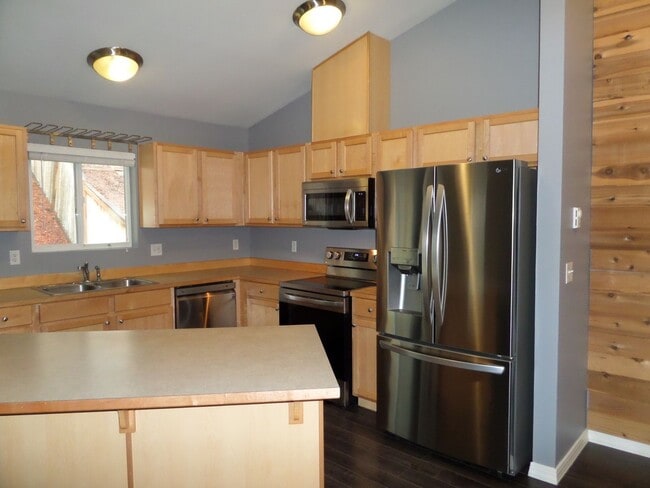Building Photo - Super-Cute 2-Bedroom Townhome in Great Map...