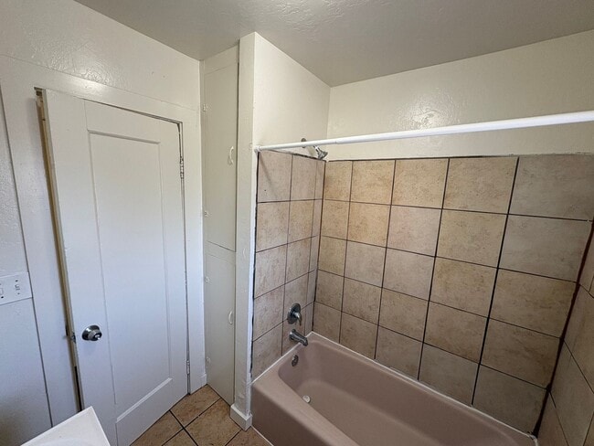 Building Photo - Cozy Hanford Home Available Now!