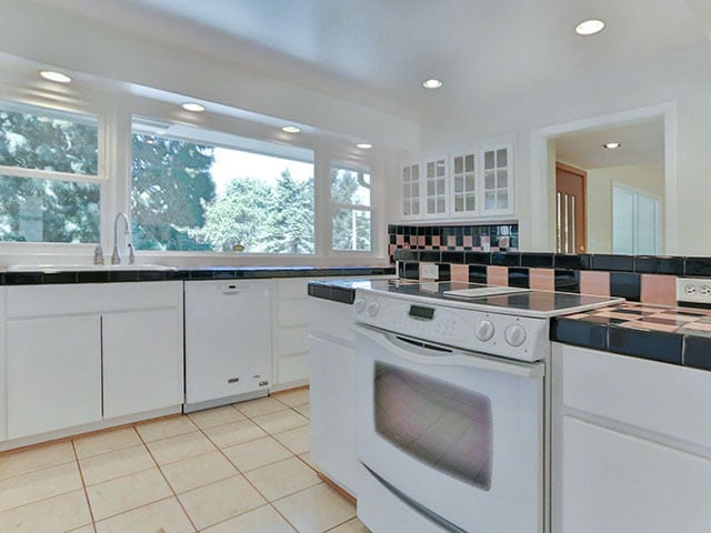 Building Photo - Spacious and Light Lake Oswego Home